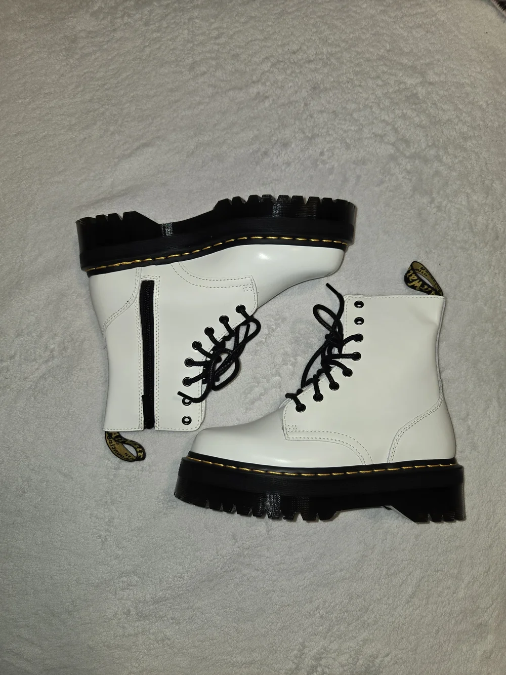 Airwalk White Combat Boots with Black Sole and Yellow Stitching - Mens Size 7